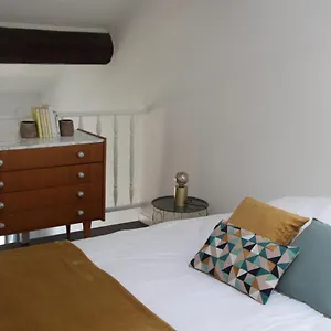 https://superbe-duplex-avec-vue-imprenable-sur-le-vieux-port.fr-provencehotel.com