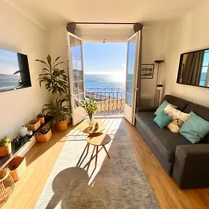 https://amazing-renovated-flat-sea-front-old-town-antibes.fr-provencehotel.com